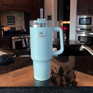 Stanley Cup - Shiny Ice Blue 40oz with handle